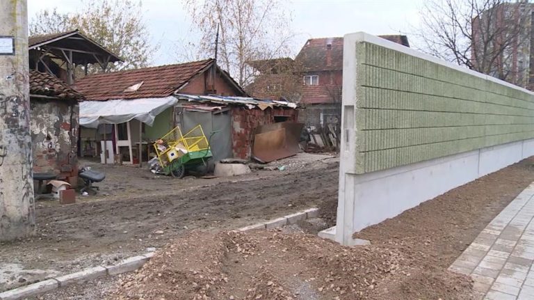 Mauer wird um Roma-Siedlung gebaut